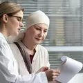 Врач ухаживает за онкологическим пациентом