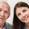 пожилой мужчина с деменцией и сиделка