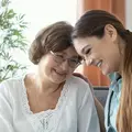 сиделка ухаживает за психически больной женщиной