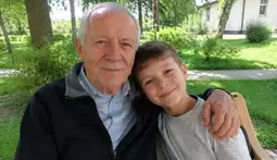 дедушка с внуком на лавочке