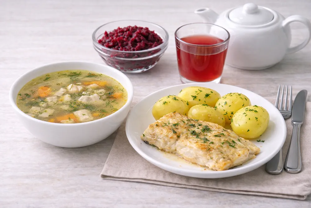 куриный суп, запеченная рыба, картофель отварной, салат из свеклы, компот